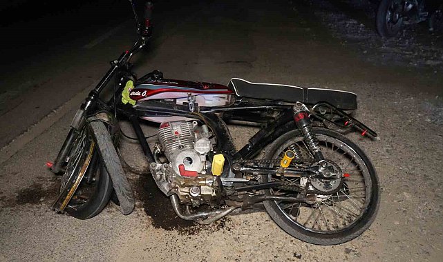 Trafik levhasına çarpan motosiklet hurdaya döndü: 2 yaralı
