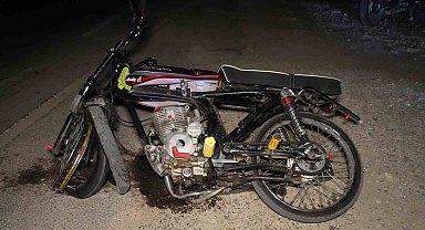 Trafik levhasına çarpan motosiklet hurdaya döndü: 2 yaralı