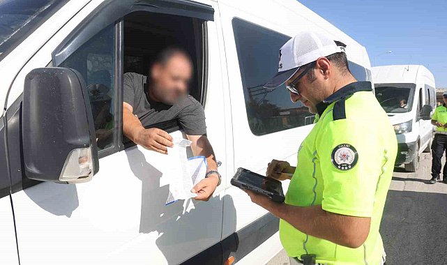 Trafik polislerinden okul servislerine sıkı denetim: Ayakta öğrenci taşıyan sürücülere ceza uygulandı