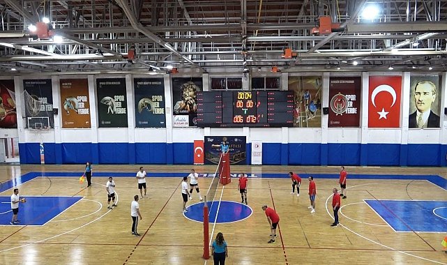 Tunceli'de Ahilik Haftası'nda protokol ve esnaflar voleybol sahasında buluştu