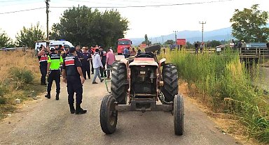 Turgutlu'da traktörün işçi taşıyan kasası devrildi: 4 yaralı