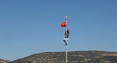 Türk bayrağını düzeltmek için direğe tırmandı