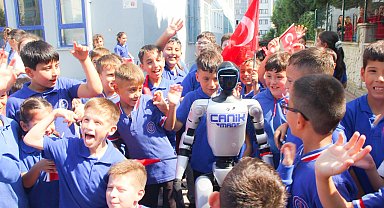 Türkiye'nin nüfusa kayıtlı ilk insansı robotu okulda
