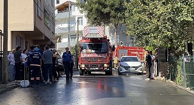 Tuzla'da 2 katlı binanın çatısı alev alev yandı