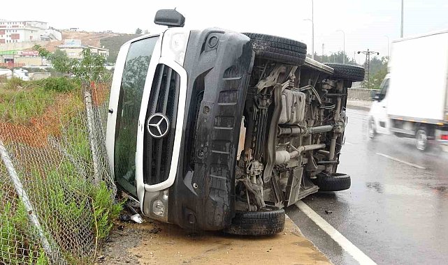 Tuzla'da devrilen servis minibüsünde sürücü yaralandı