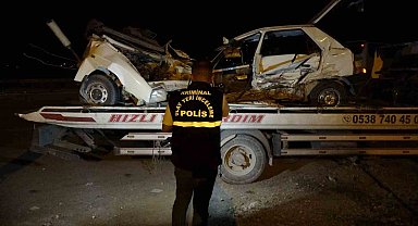 Üç aracın karıştığı kazada ikiye bölünen otomobilin sürücüsü hayatını kaybetti