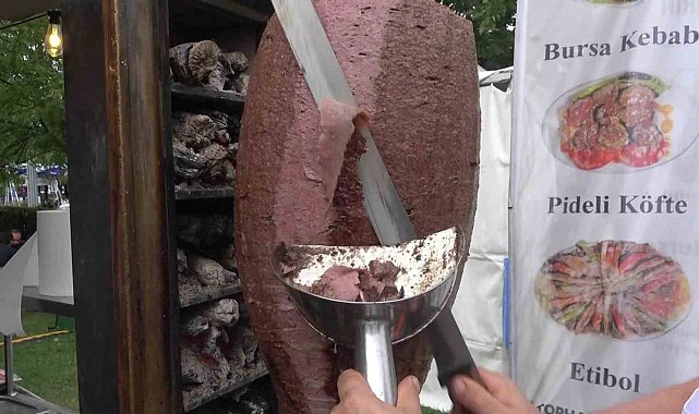 Üç metrelik tabakta Bursa kebabı ikramı
