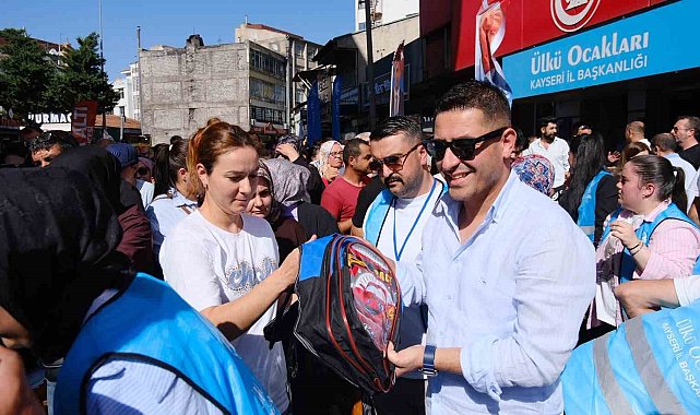 Ülkü Ocakları Kayseri İl Başkanlığı'ndan 5 bin öğrenciye kırtasiye desteği