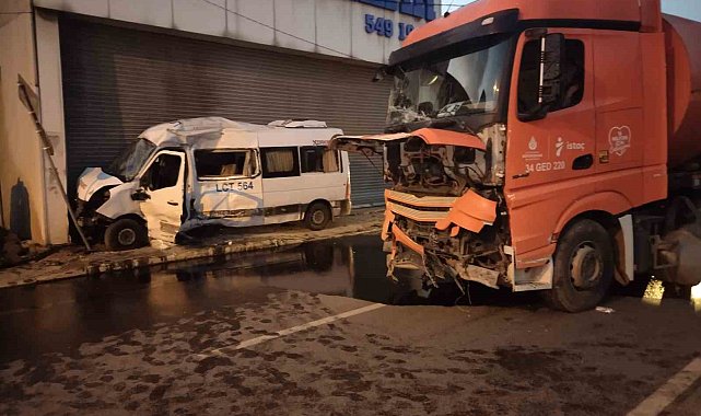 Ümraniye'de servis minibüsü ile İSTAÇ kamyonu çarpıştı: 2 yaralı