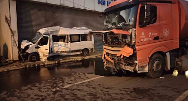 Ümraniye'de servis minibüsü ile İSTAÇ kamyonu çarpıştı: 2 yaralı