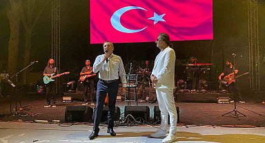 Ünlü popçu Çelik Ayvalık'ı salladı