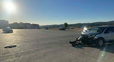 Uşak'ta iki otomobil çarpıştı: 1'i çocuk 3 kişi yaralandı