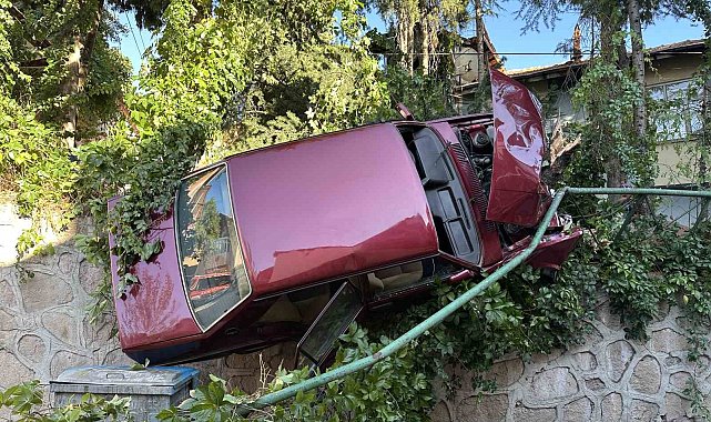 Uşak'ta kontrolden çıkan otomobil korkuluklarda asılı kaldı: 1 yaralı