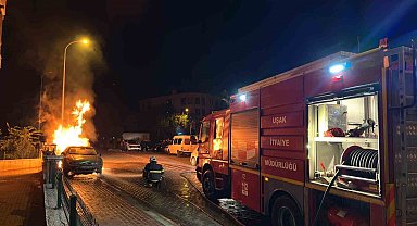 Uşak'ta park halindeki otomobilde çıkan yangın söndürüldü