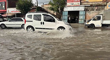 Uşak'ta sağanak yolları göle çevirdi