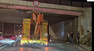 Üst geçide sıkışan tır trafiği aksattı