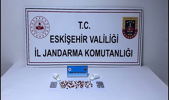 Üzerinde 128 adet sentetik ecza hapı taşıyan otobüs yolcusu jandarmaya yakalandı