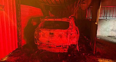Üzerine geçirdiği çöp poşetiyle gelip otomobili kundakladı: Yangın 3 katlı binaya sıçradı
