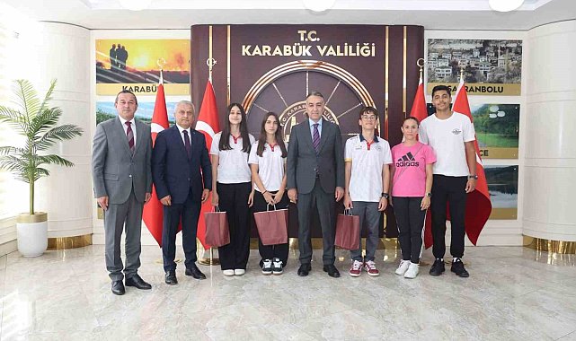 Vali Çağatay'dan başarılı sporculara hediye