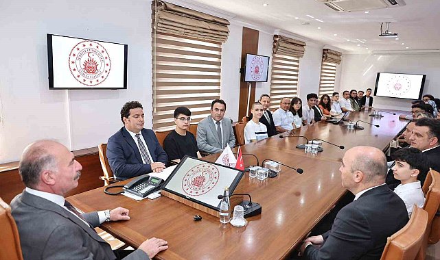 Vali Çalgan, LGS ve YKS'de dereceye giren öğrencilere övgü: "Siz bizim yüz akımızsınız"