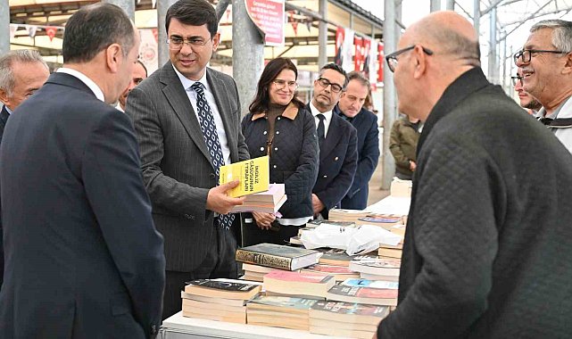 Vali Kartal, Uşak Kitap Fuarı'nı ziyaret etti