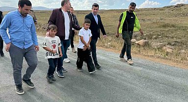 Vali Polat köy yollarını inceledi, çocuklar yalnız bırakmadı