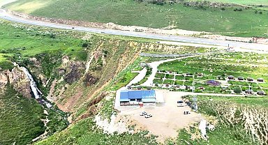 Vali Polat, Susuz Şelalesi'nde vatandaşlarla bir araya geldi