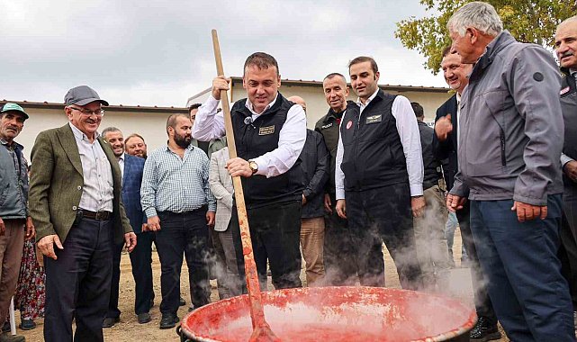 Vali Sözer salça kazanı başına geçti