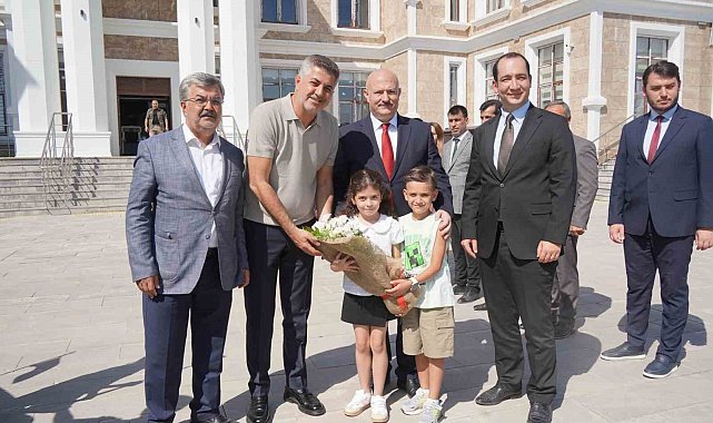 Vali ve milletvekili, çocuklarla 'o piti piti' oynadı
