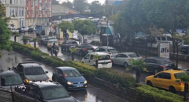 Valilik uyardı, sağanak yağış Zonguldak'ta vatandaşlara zor anlar yaşattı