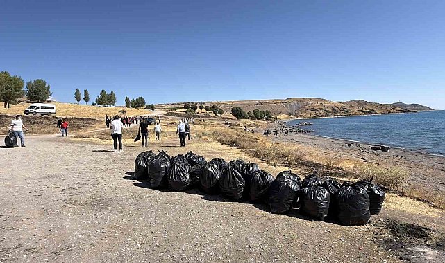 Van Gölü kıyısında temizlik seferberliği: 100 kişi katıldı, 4 ton çöp toplandı