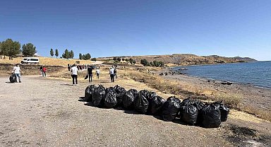 Van Gölü kıyısında temizlik seferberliği: 100 kişi katıldı, 4 ton çöp toplandı