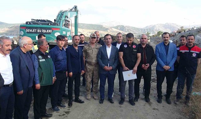 Van Gölü'nde dip çamuru temizliği hız kazandı