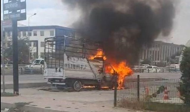 Van'da alev topuna dönen kamyonet kullanılamaz hale geldi