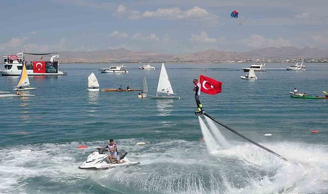 Van'da GölFest heyecanı: Türk bayrağıyla flyboard gösterisi nefes kesti