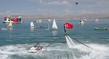 Van'da GölFest heyecanı: Türk bayrağıyla flyboard gösterisi nefes kesti