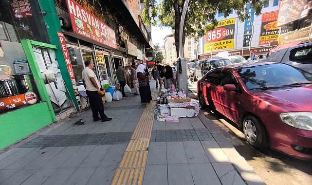 Van'da kaldırımlar işgal altında: Yayalar yola indi, turistler ve esnaf tepkili