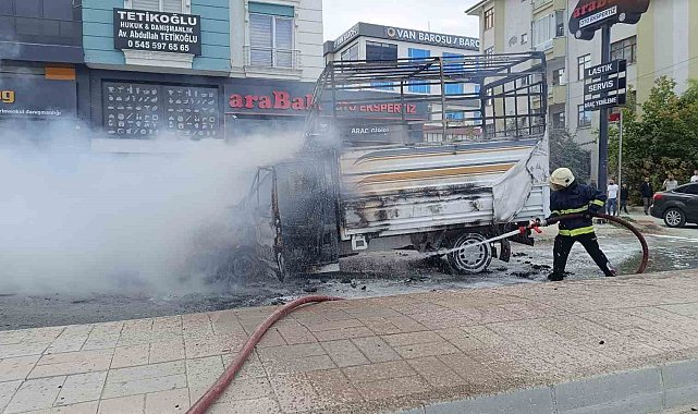 Van'da park halindeki kamyonet yandı