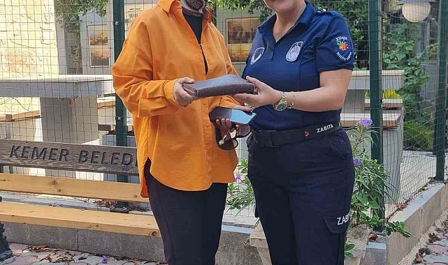 Vatandaş tarafından bulunan cüzdan zabıta tarafından sahibine teslim edildi