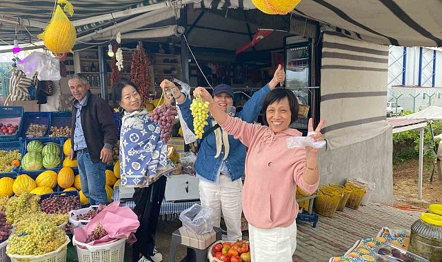 Venezüellalı turistler Sarıgöl üzümlerine hayran kaldı