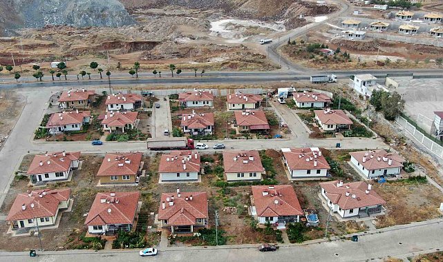 Villaları aratmayan köy evlerinin bahçesinde üretim
