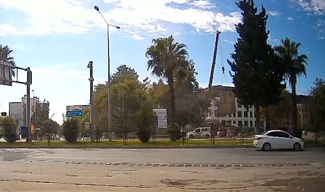 Vinçten düşen beton blok korkuttu
