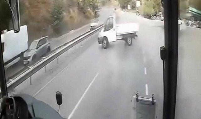 Virajı alamayan kamyonet spin attı: O anlar kamerada