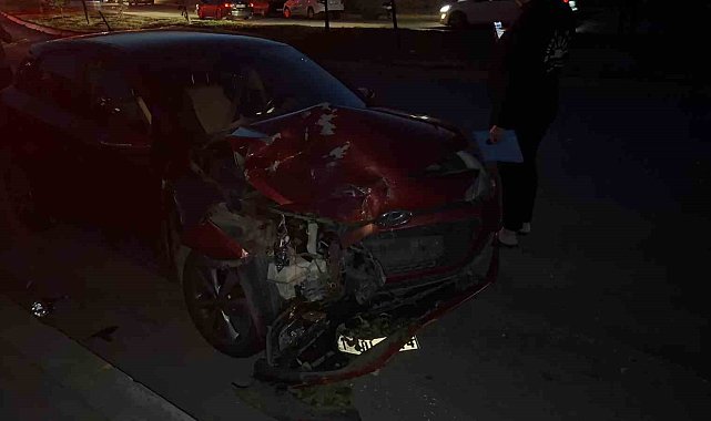 Virajı alamayan otobüs iki otomobile çarptı: Ölümle burun buruna geldiler
