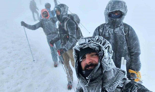 Yabancı dağcılar zorlu hava şartlarında Ağrı Dağı'nın zirvesine ulaştı