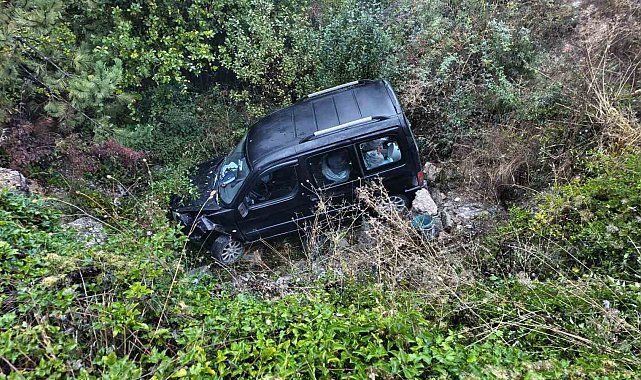 Yağış nedeniyle kontrolden çıkan hafif ticari araç şarampole uçtu: 1 yaralı