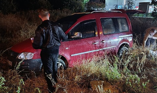 Yağışlı havada yoldan çıkan hafif ticari araç devrildi: 2 yaralı