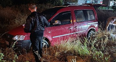Yağışlı havada yoldan çıkan hafif ticari araç devrildi: 2 yaralı