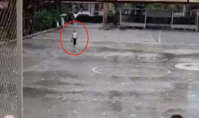 Yağmur altında istiklal marşı okuyan ilkokul öğrencisi takdir topladı