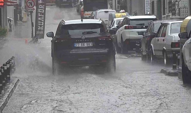 Yalova'da sağanak yağış hayatı olumsuz etkiliyor